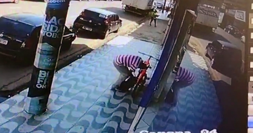 VÍDEO: Ladrão furta bicicleta no Centro e é filmado por câmera de segurança