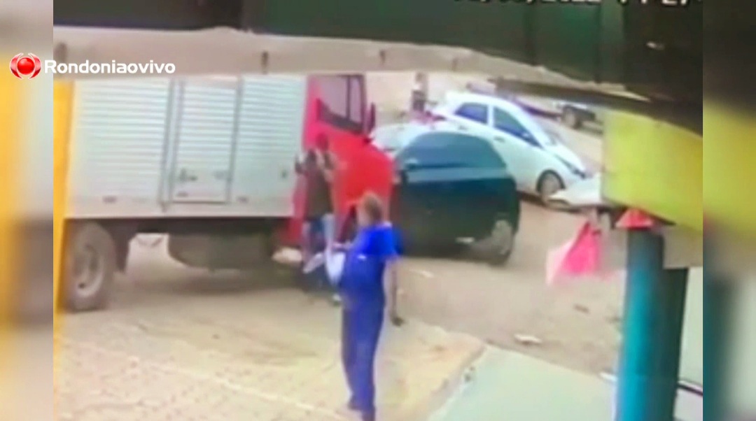PRESO APÓS APANHAR: Vídeo mostra motorista bêbado atingindo caminhão e quase atropelando pedestre