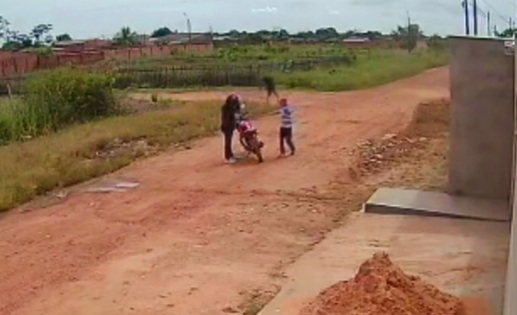 VÍDEO: Três criminosos são filmados roubando motocicleta na zona Leste