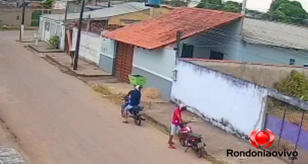 VEJA O VÍDEO: Câmeras de monitoramento mostram ladrões furtando motocicleta