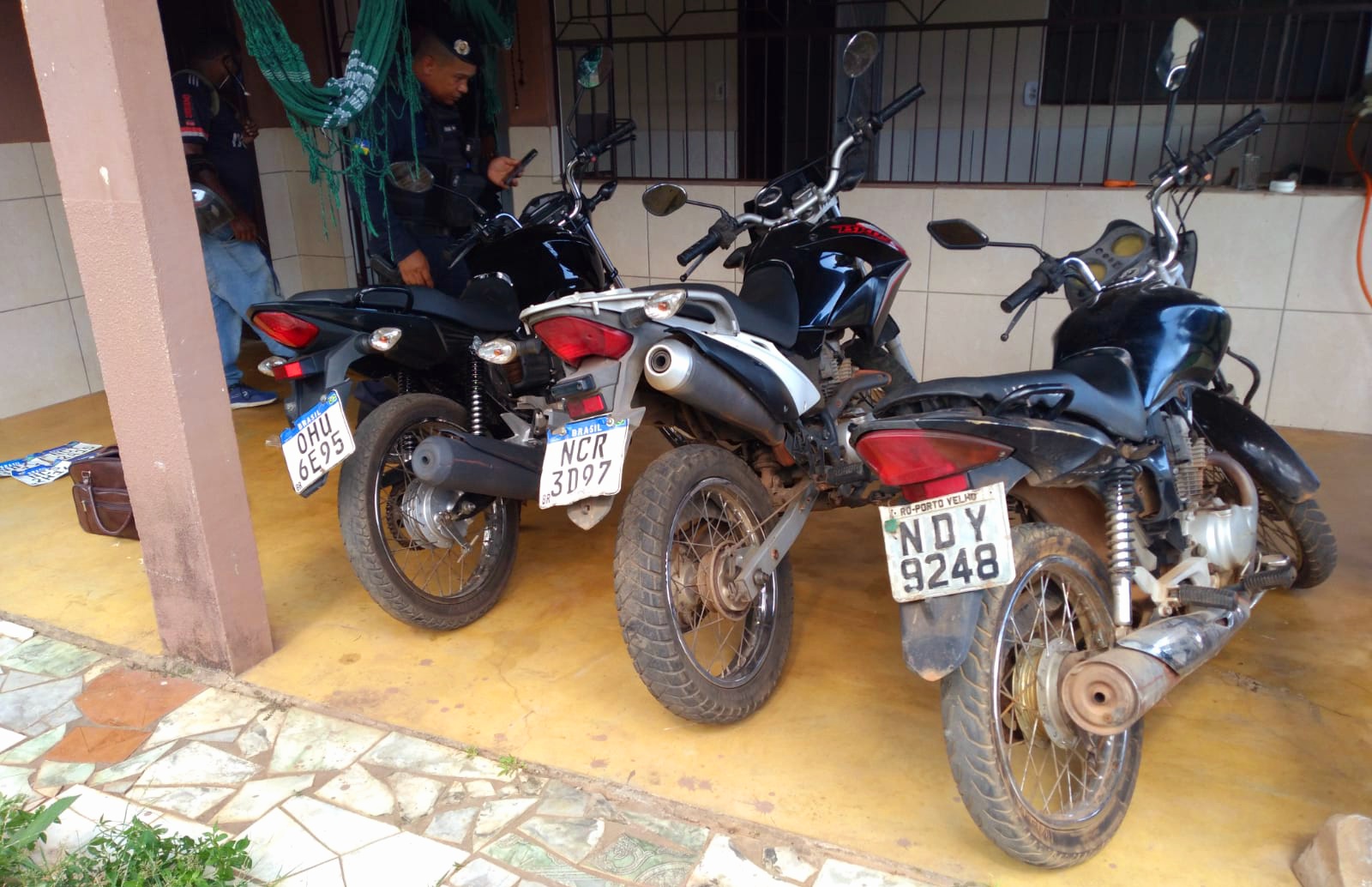 RASTREAMENTO: Cinco motos roubadas são encontradas em vila de apartamentos