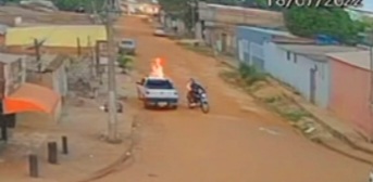 VEJA O MOMENTO: Vídeo mostra criminosos incendiando carro de empresário