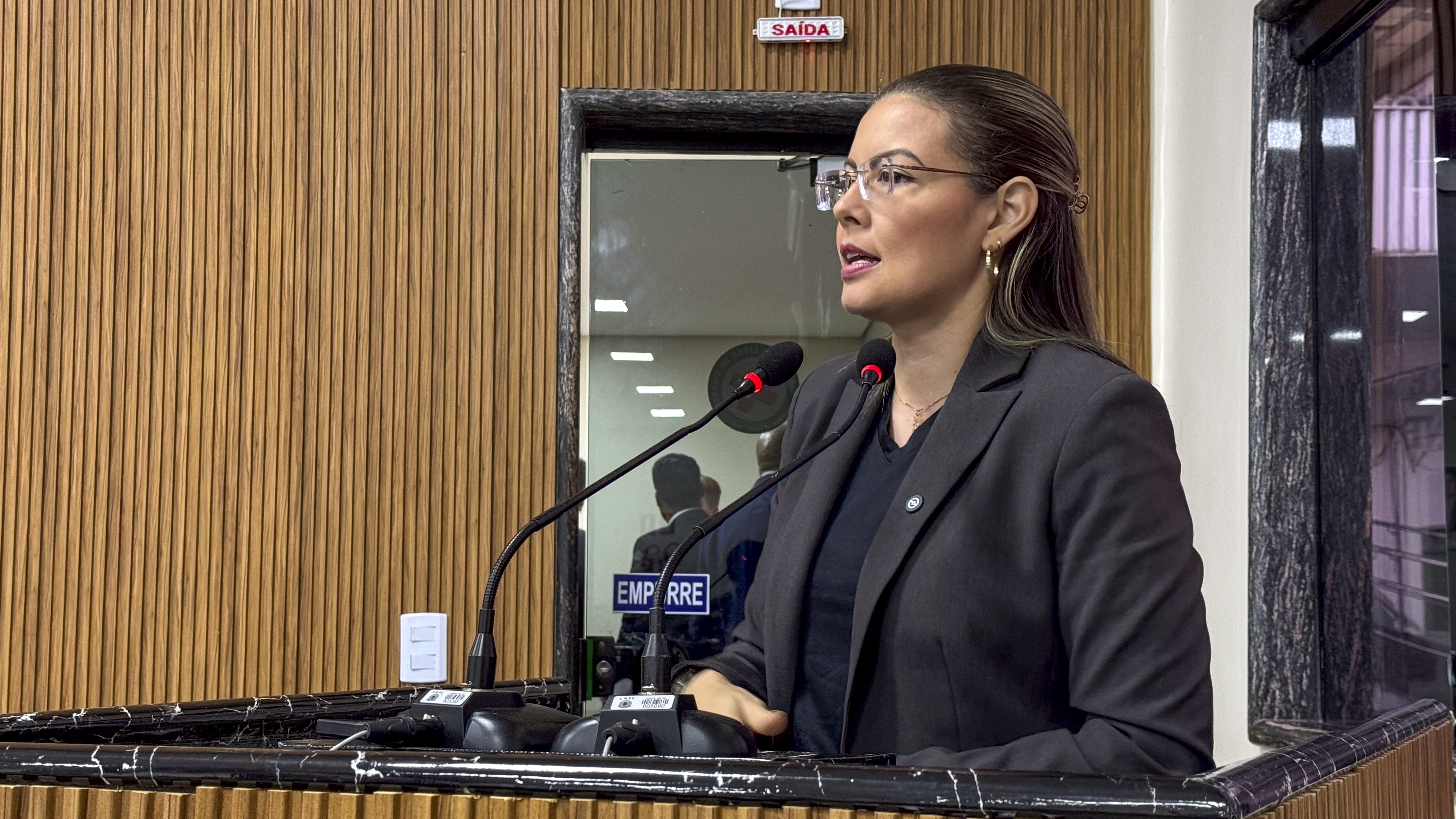 SOFIA ANDRADE: Bueiro no bairro Embratel é limpo e tampado após pedido da vereadora