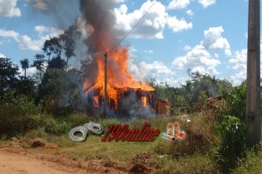 Incêndio destrói duas casas vizinhas