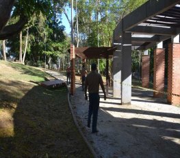 Corpo de Bombeiros interdita local onde caiu coluna de concreto 