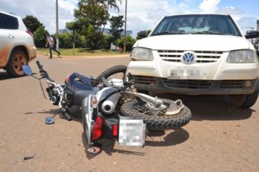 Motociclista “rampa” quebra-molas e acerta carro em rotatória