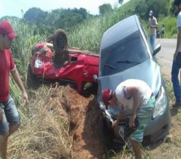 RO-470: Saveiro capota após ser atingido na traseira por outro automóvel