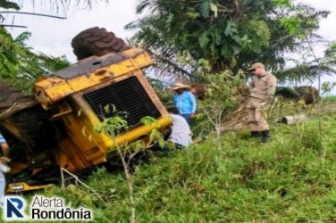 Trator tomba e operador fica preso às ferragens na área rural