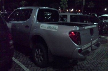 CENA DA CIDADE – Carro oficial é flagrado no shopping durante feriado