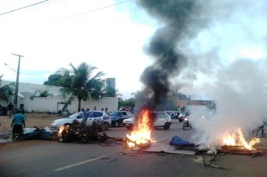 CENA DA CIDADE - Moradores fecham via para protestar contra condomínio e Prefeitura