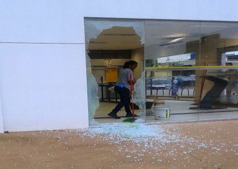 Bandidos tentam explodir agência bancaria na capital