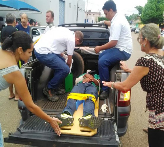 DEMOROU – Motociclista é socorrido em carroceria de pick-up após sofrer acidente