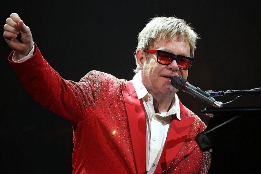 ACIDENTE: Elton John passa noite em hospital após queda em casa