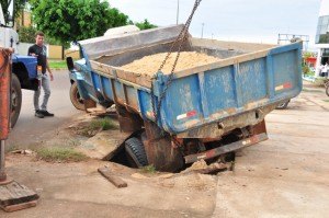 Tampa de bueiro cede com peso de caminhão caçamba