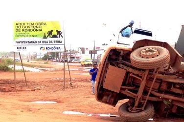 ESBURACADO - Caçamba tomba em marginal na BR 364
