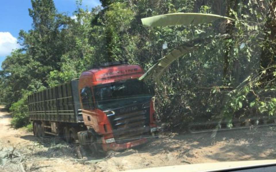 NO MATO GROSSO: Carreta roubada após sequestro de motorista, é encontrada em vilarejo