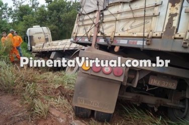 Caminhoneiro perde controle de veículo e sai da pista