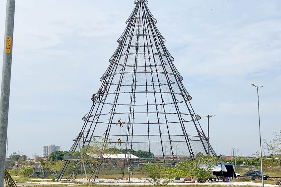 FESTEJO: Equipes trabalham na decoração natalina 2023 do Parque da Cidade