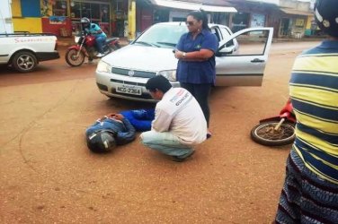 Acidente frontal entre carro e moto deixa homem ferido