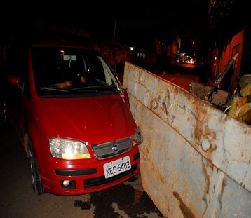 Motorista bate em caçamba de entulho estacionada