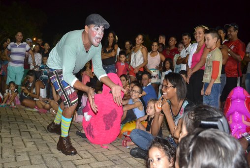 ‘Os Bichos Também Amam’ em temporada na praça Aluísio Ferreira 