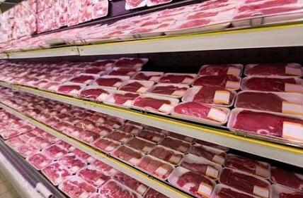 FURTO: Mulher é flagrada em supermercado escondendo carne na bolsa