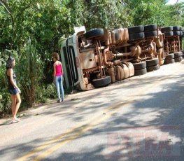 Carreta carregada de soja tomba na BR-435