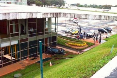 Carro capota e invade gramado do Congresso