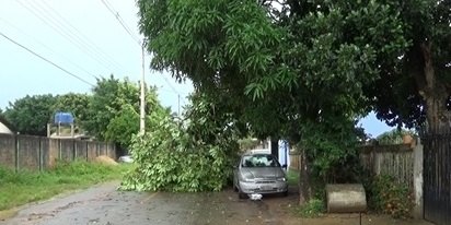 Forte chuva deixa rastro de destruição nesta segunda