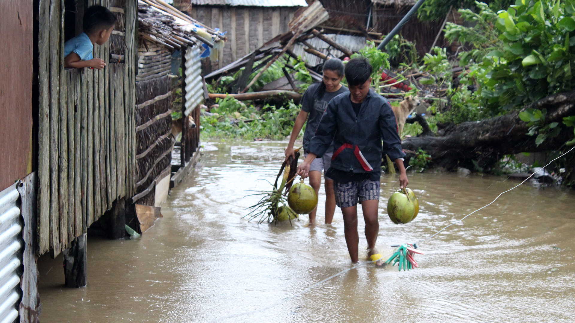 TEMPESTADE: Passagem do tufão Yutu deixa ao menos quatro mortos nas Filipinas