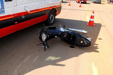 Motociclista sofre fratura após se chocar com automóvel
