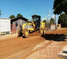 Homem enfurecido danifica máquinas da prefeitura que estavam trabalhando