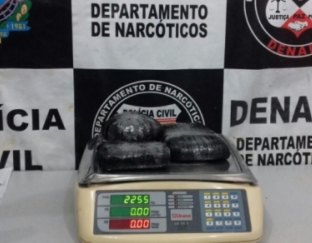 DENARC prende dupla e apreende quase três quilos de cocaína em Táxi