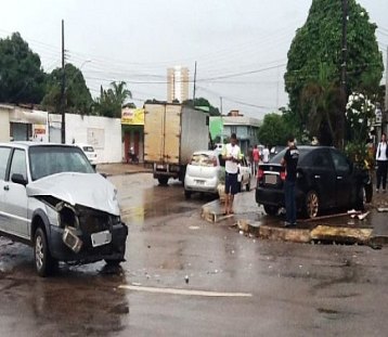 Motorista avança cruzamento e provoca acidente