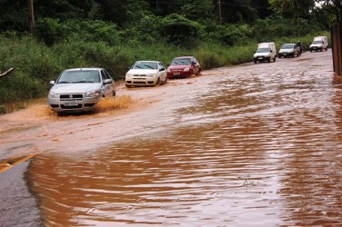 Córrego transborda e Estrada dos Japoneses fica alagada