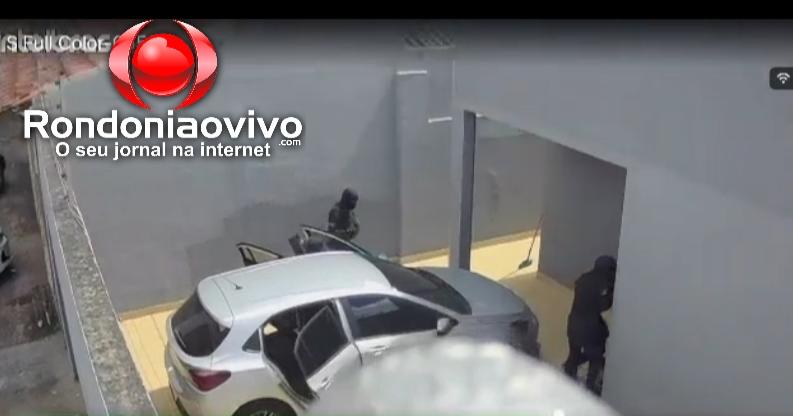 VÍDEO: Bandidos com armas longas, fardados e encapuzados invadem casa de garimpeiro