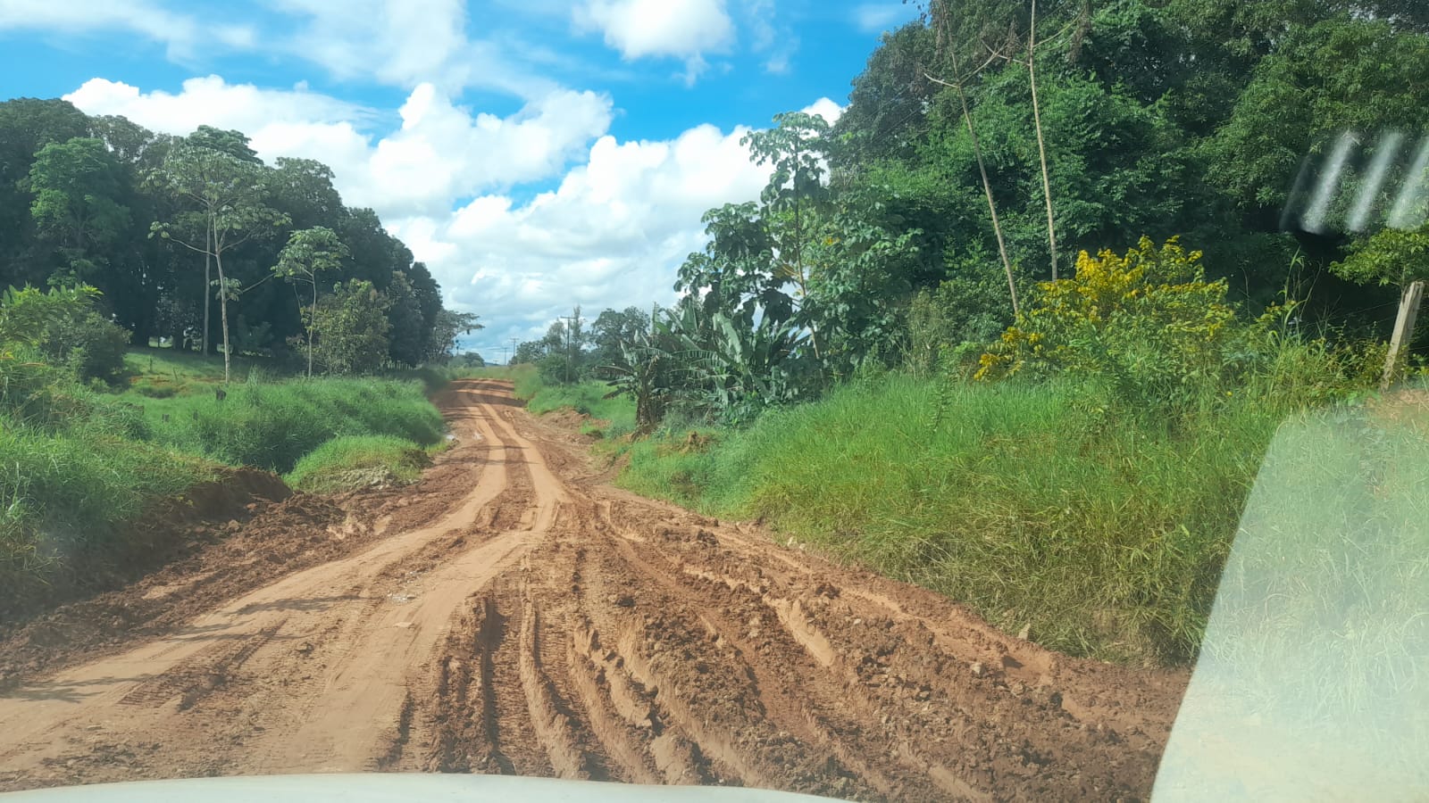 ESQUECIDOS: Moradores de Rondominas estão revoltados com o abandono das estradas pelo DER