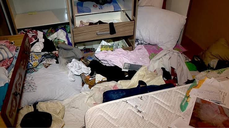 NO ELDORADO: Criminosos ameaçam atirar e cortar dedo de mulher durante assalto em residenca