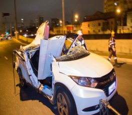 Caminhão bate em viaduto, concreto cai sobre carro e mata juíza