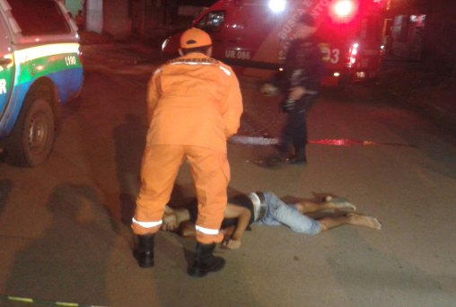 Motociclista executa pedestre durante a madrugada