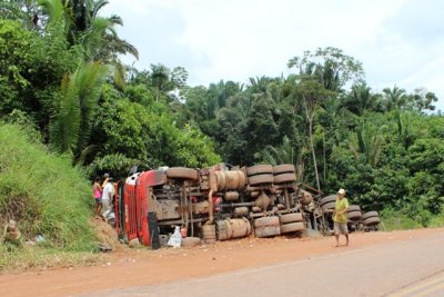 Caminhão com mercadorias tomba em trecho critico da 425