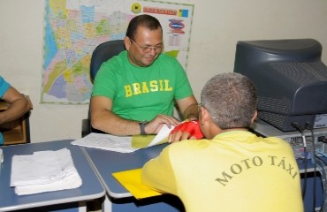 Mototaxistas em Porto Velho terão que usar capacete, colete e moto padronizados 