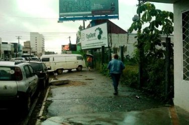 CENA DA CIDADE - Motorista sobe com van na calçada e impede passagem de pedestres