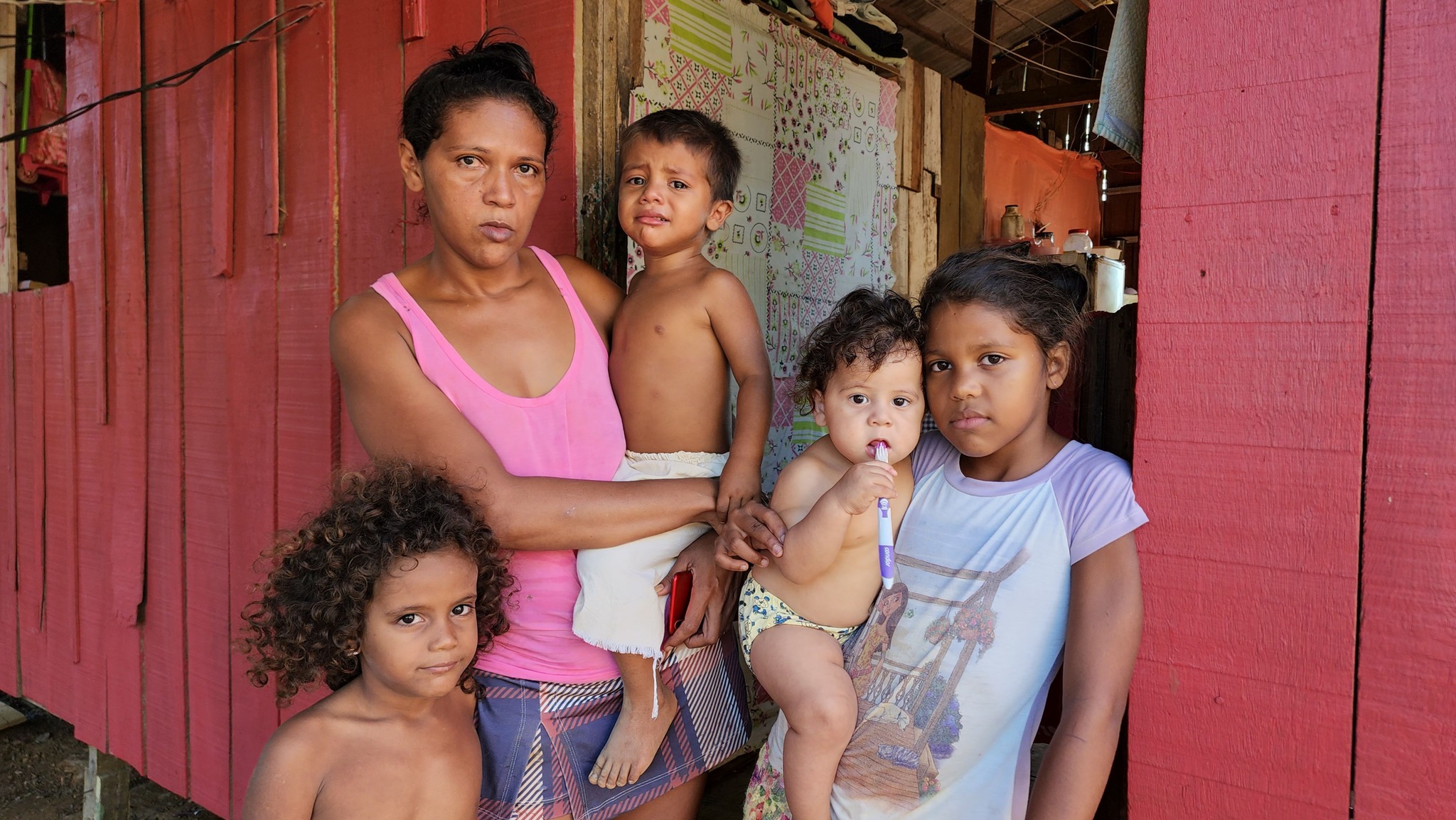 SOFRIMENTO: Mãe solteira, com cinco filhos, pede ajuda para comer em Porto Velho