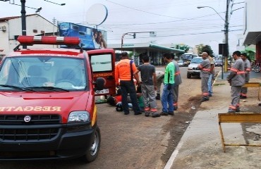 Motociclista perde o controle, cai no meio da pista e fica sob risco de morrer atropelada - Fotos