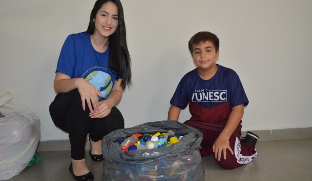 TAMPINHA NO CHÃO NÃO: Alunos do Colégio Unesc arrecadam mais de 50 mil tampinhas na Semana do Desafio