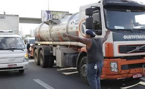 Caminhoneiros ameaçam greve e preocupam governo federal