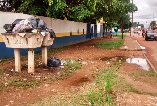 Comunidade denuncia acúmulo de lixo em frente de escola
