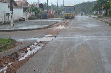 Empresa destrói asfalto e não dá satisfação a moradores