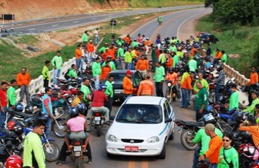 MANIFESTAÇÃO - Mototaxistas interditam ponte de Candeias do Jamari na BR-364 